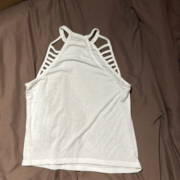 White tank top size medium. - Picture 2 of 4